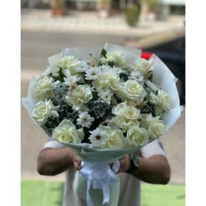 15 Ədəd Ağ Qızılgüldən Hazırlanan Gül Buketi