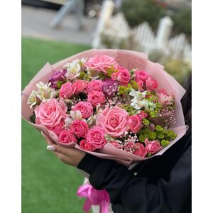 Çəhrayı Və Bənövşəyi Qızılgüllərdən Hazırlanan Gül Buketi