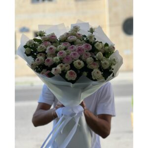 Çəhrayı Rəngə Boyanmış Ağ Qızılgüllərdən Hazırlanan Gül Buketi