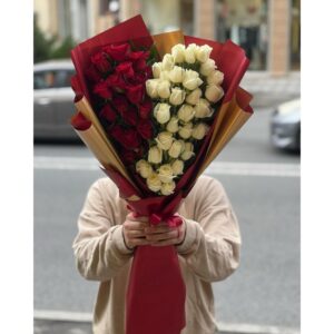 Ağ Və Qırmızı Qızılgüllərdən Hazırlanan Gül Buketi